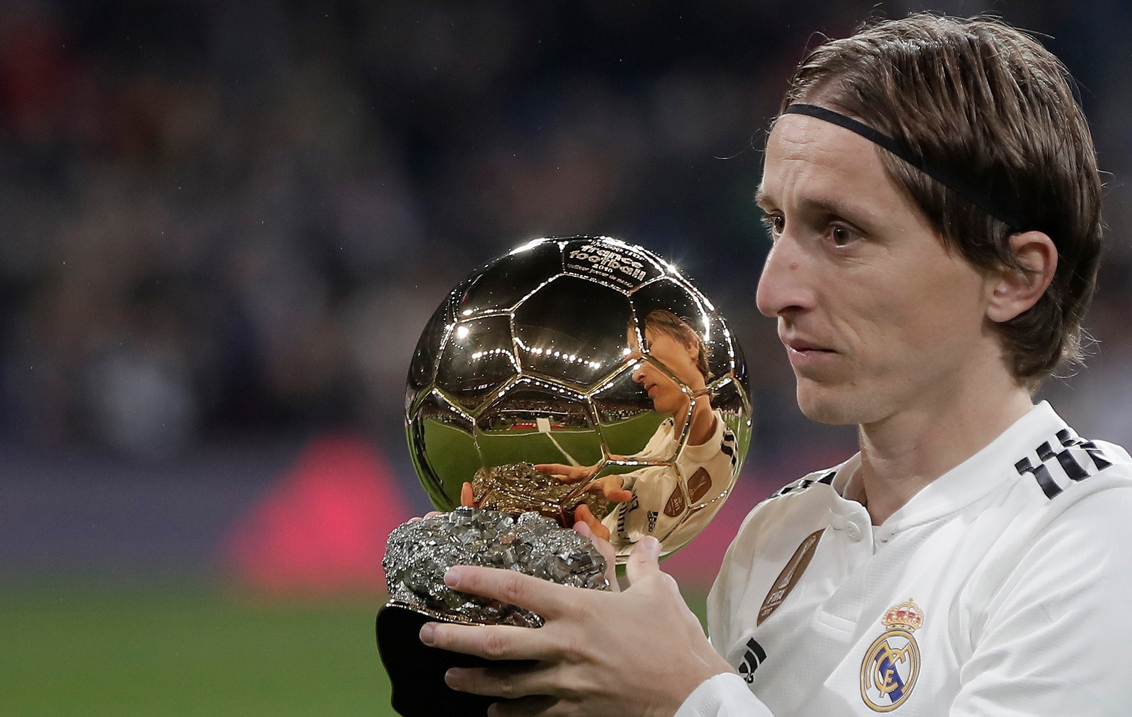 阿根廷队2026年世界杯球衣：经典蓝白条纹+黑色三道杠配饰